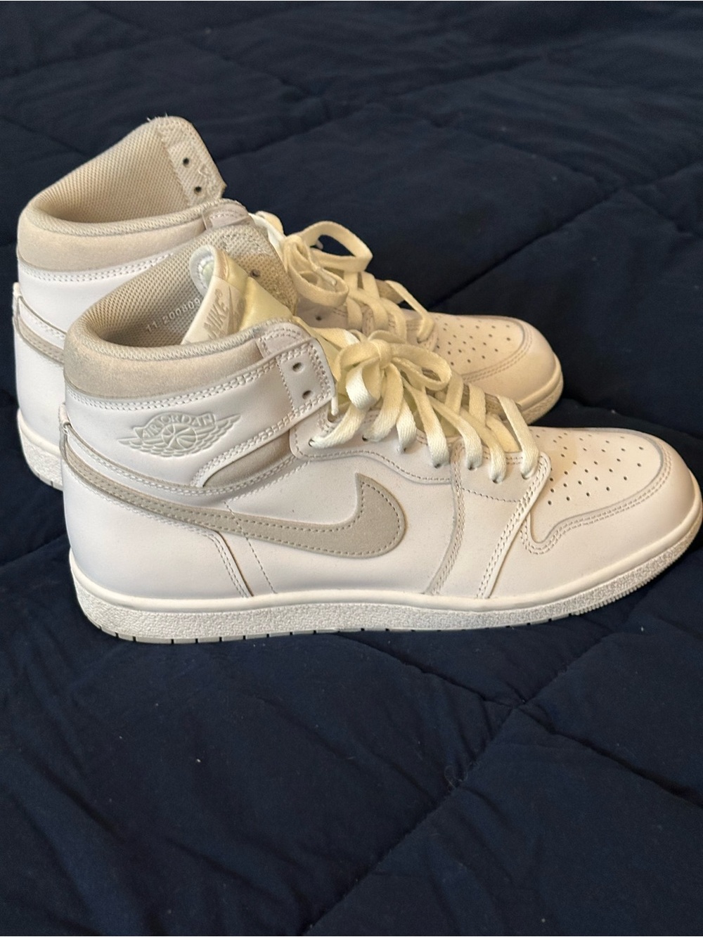 Air Jordan Retro 1 Hi Men’s Size 11 in White and Grey